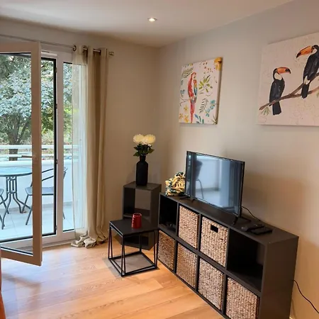 Cozy With A Quiet Balcony - Near Center Appartement