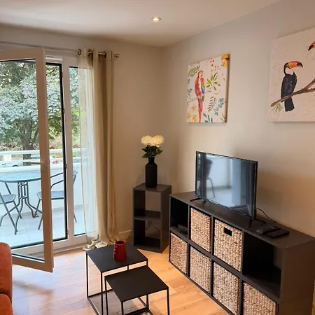 Cozy With A Quiet Balcony - Near Center Apartment
